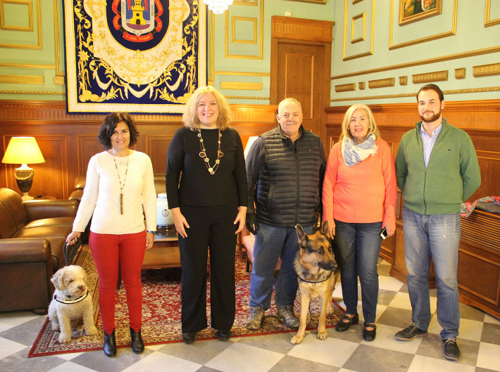 La Unidad Canina de Proteccin Civil recibe el reconocimiento del Ayuntamiento por su labor en el rescate de personas desaparecidas